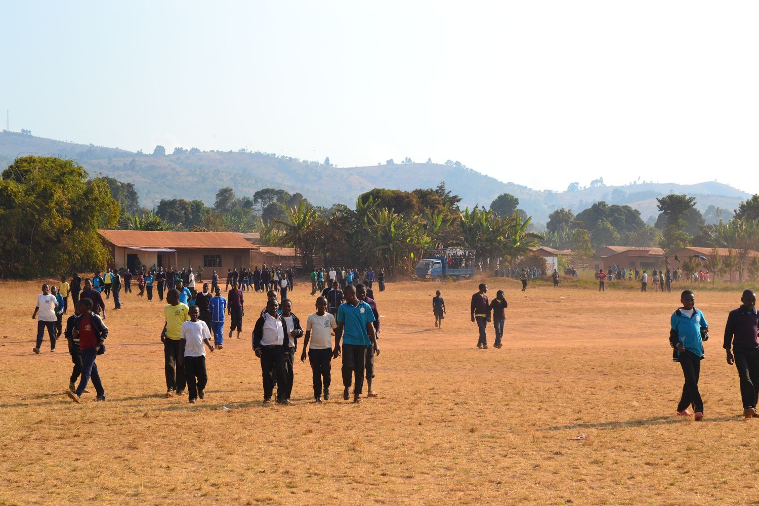 Public arriving to the festival on foot and in open trucks